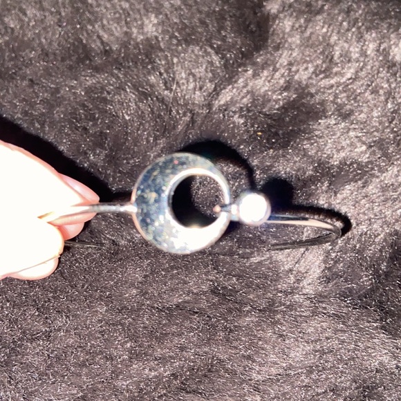 Silver bangle with single crystal with moon shaped squeeze clasp - Picture 5 of 10